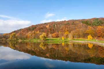 Fototapeta na wymiar Silzer See im Herbst, Pfalz