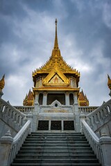 Fototapeta premium Wat Traimit, a temple with a golden Buddha image It is a temple that has a lot of tourists. Photo taken on May 2, 2022 in Bangkok, Thailand.