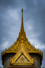 Fototapeta premium Wat Traimit, a temple with a golden Buddha image It is a temple that has a lot of tourists. Photo taken on May 2, 2022 in Bangkok, Thailand.