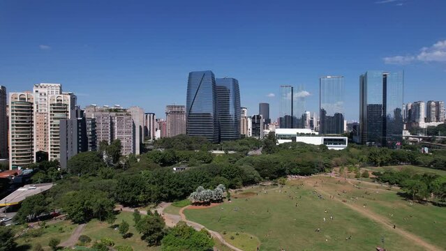 Bela vista a&eacute;rea de &aacute;rea verde em meio &agrave; paisagem urbana de S&atilde;o Paulo.
