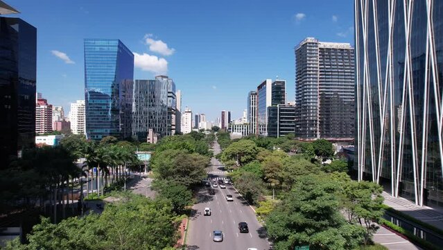 Linda vista a&eacute;rea da avenida Faria Lima, em S&atilde;o Paulo, com carros passando.