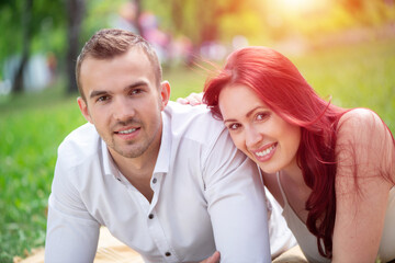 Obraz premium Young couple on a date in the park