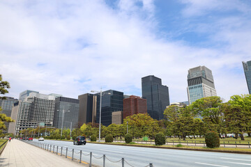 内堀通り・皇居周りの歩道（皇居ラン）とビル群
