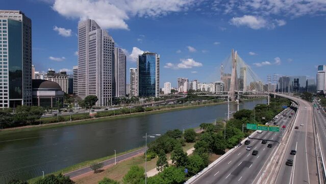 Bela vista a&eacute;rea do rio Tiet&ecirc; e da ponte que d&aacute; acesso ao bairro do Morumbi, S&atilde;o Paulo.