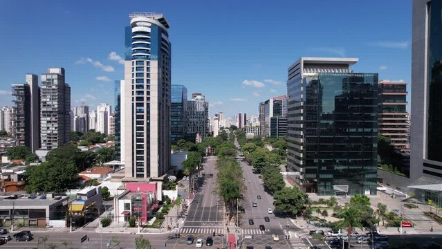Linda vista a&eacute;rea da avenida Faria Lima, em S&atilde;o Paulo, com carros passando.