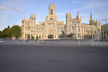 Fototapeta na wymiar Plaza del Ayuntamiento de Madrid Cibeles, España