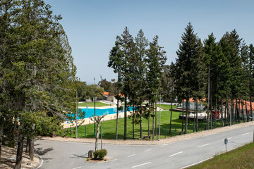 Rodeada por árvores e a estrada, as piscinas municipais de Vila Flor em Trás os montes, Portugal