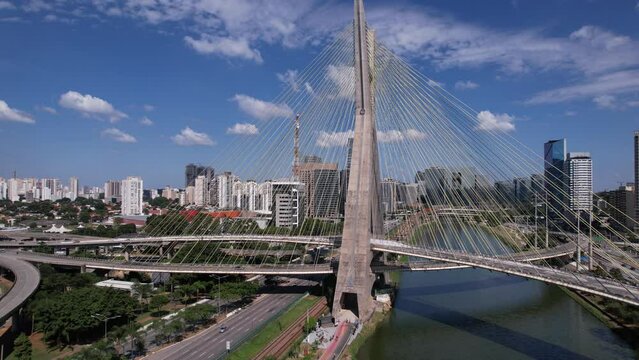 Bela vista aérea do rio Tietê e da ponte que dá acesso ao bairro do Morumbi, São Paulo.