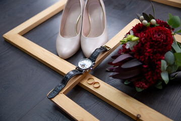 Obraz na płótnie Canvas bride's shoes bouquet wedding rings. preparations before the ceremony
