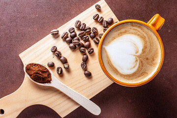 Taza de café con granos de café y café molido