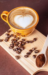 Taza de café con granos de café y café molido