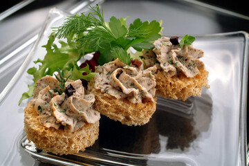 Italian food recipes, wholemeal bread croutons with Roccaverano cheese and olives.