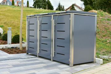 Geräteschuppen aus Metall in einem Vorgarten an einem freistehenden Einfamilienhaus
Gerätebox /...