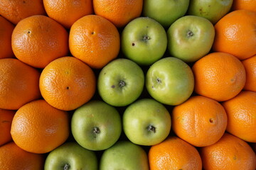green apples and oranges arranged diagonally