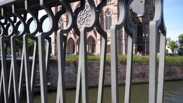 Kamerafahrt entlang eines Brückengeländers an der Église réformée Saint-Paul, Straßburg, Elsass