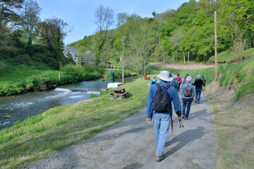 Groupe de randonneurs le long de la rivière Le Guindy dans le Trégor en Bretagne