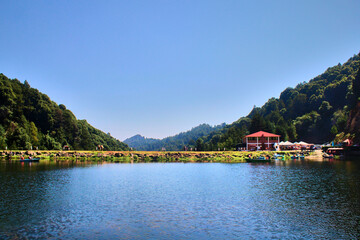 Naklejka premium presa o lago azul con montañas al rededor y cesped verde alrededor en villa del carbon estado de mexico