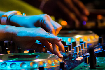 Dj colocando mùsica