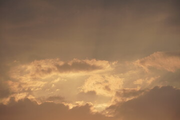 Fototapeta na wymiar Himmel mit Wolken und Licht der Sonne am Abend, stimmungsvolle Atmosphäre im Zeitalter des Klimawandels