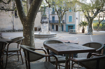 village de Sauve dans le Gard avec sa place et une fontaine