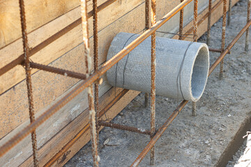 Sleeve for the withdrawal of communications during the construction of a strip foundation