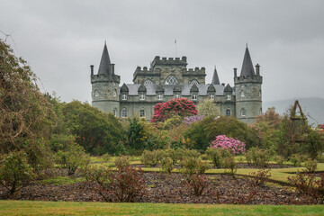 Obraz premium Exterior of the Inveraray Castle in scotland with blooming plant in the castle garden park 