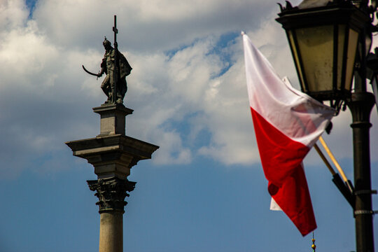Kolumna Zygmunta III Wazy, Warsaw, Poland; Polish flag, vintage latern; Patriotic photo, patriotic theme
