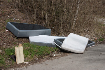 In Germany's forests, more and more waste ends up in the forest. Wherever there are parking lots...