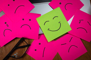 concept du bonheur et du bien être au travail et dans la vie. un autocollant avec un smiley qui...