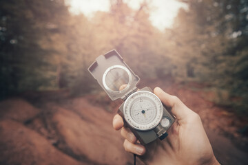 Naklejka premium compass in hand find way destination