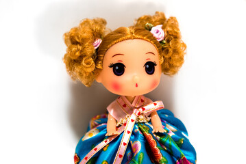 한복을 입은 꼬마 인형, 흰 배경