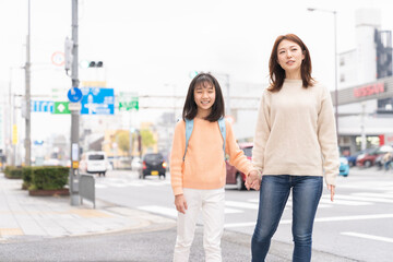 Fototapeta premium 笑顔の親子 通学 ランドセル