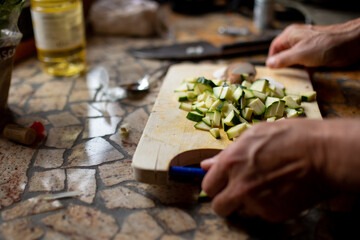 Obraz na płótnie Canvas Gemüse kochen und schneiden, putzen und zerstückeln, Kochen und anbraten mit Messer in einer Moderenen Küche