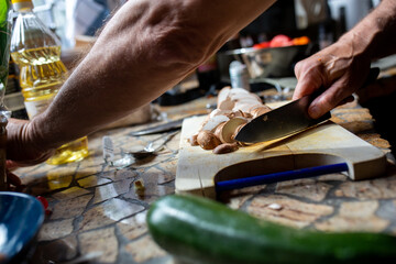 Gemüse kochen und schneiden, putzen und zerstückeln, Kochen und anbraten mit Messer in einer...