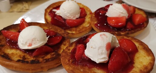 Bisquet con mantequilla y mermelada de fresa