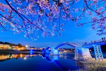 Papier Peint photo autocollant Le pont Kintai Cerisiers en fleurs illuminés et pont Kintaikyo Ville de Yamaguchi-ken Iwakuni.