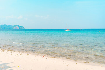Fototapeta na wymiar beach on a tropical island in the afternoon
