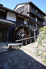 Fototapeta premium 馬籠宿 水車小屋 中山道 石畳 街道 古い街並み 岐阜県中津川市