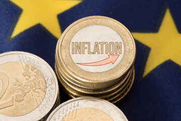 Flagge der Europäischen Union EU, Euro Münze und steigende Inflation