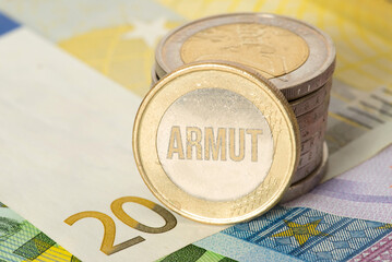 Euro Geldscheine und Münzen und Armut