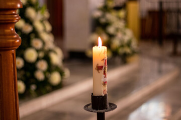 Sirio católico prendido en el altar 