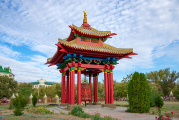 Obraz premium Prayer drum in the gazebo at the Buddhist temple 