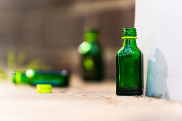 Zielona mała butelka po alkoholu na ulicy