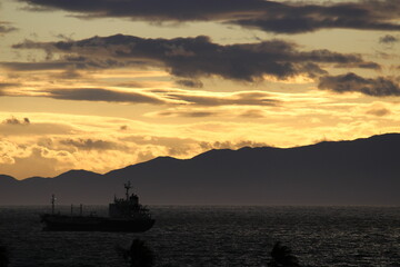 夕焼けの空と海