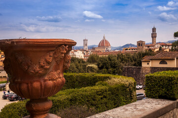 Italia, Toscana, Firenze, il giardino di Boboli e veduta della città.