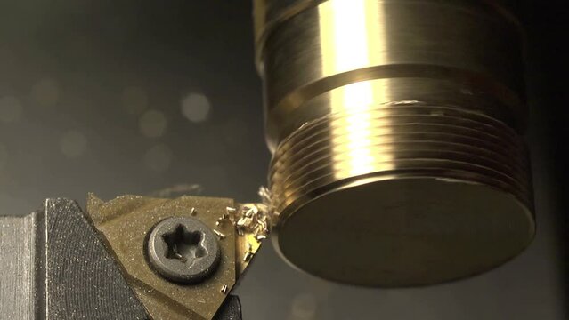 screwcutting on a lathe with a metric threading tool - close up