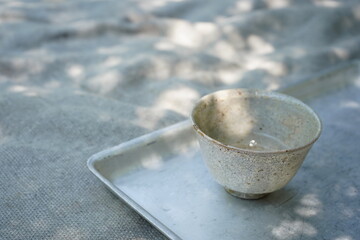 アンティーク茶碗と敷布でピクニック、外でお茶、庭、野点、器、茶器、ティータイム、木漏れ日