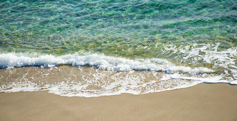 Fototapeta na wymiar Summer beach, ocean waves on a tropical sea with deep blue wawes. Calm sea, ocean background.
