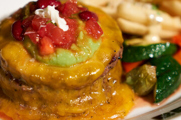 チーズソースがたっぷりかかったハンバーグ