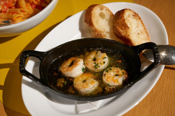 海老のアヒージョとバゲット